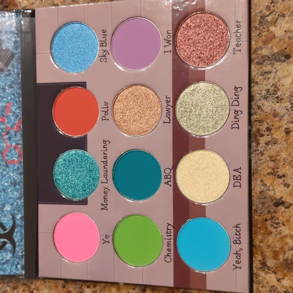 New Peachy Queen Breaking Shades Eyeshadow Palette - Picture 2 of 4